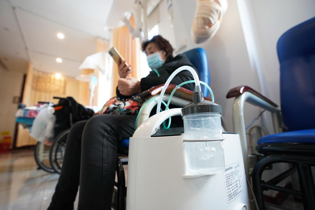 1月6日,市民在苏州市姑苏区娄江社区卫生服务中心"氧疗站"吸氧.