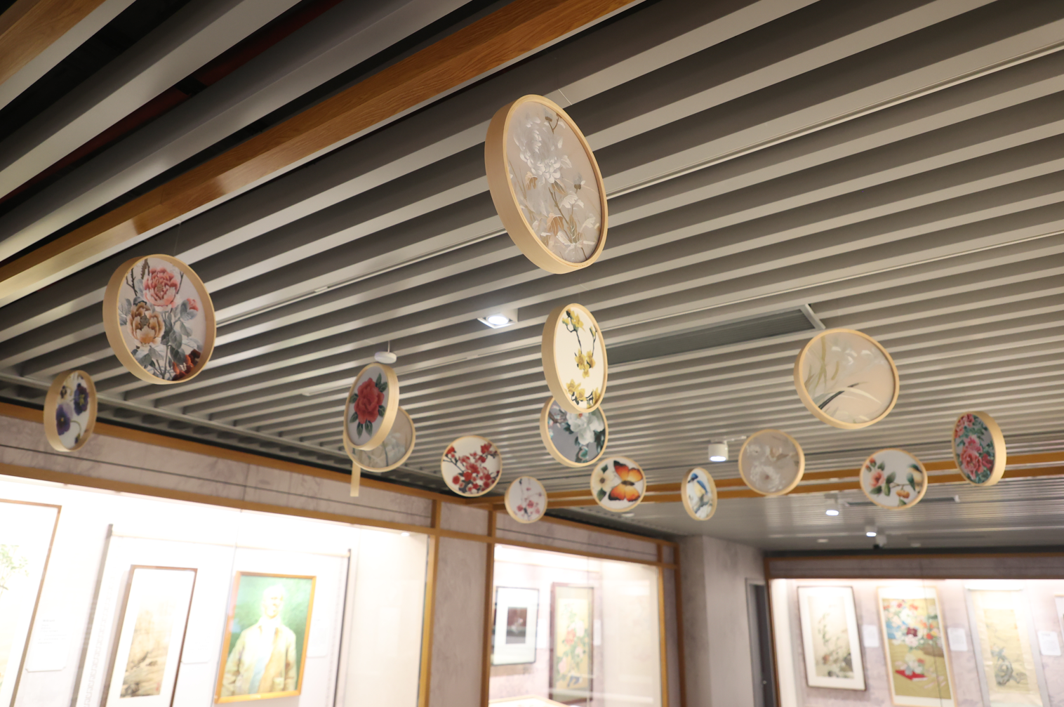 梳理百年苏作文脉50余件经典手工艺品亮相中共一大纪念馆