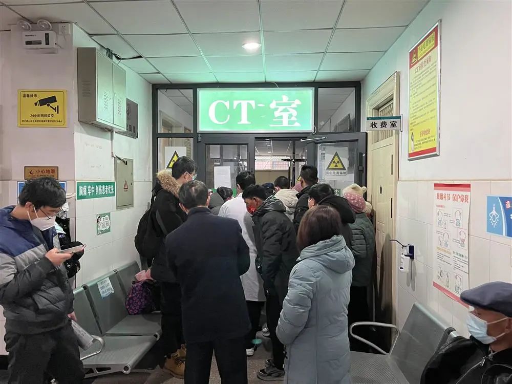 1月16日,甘肃镇原县第一人民医院ct室门前.王倩