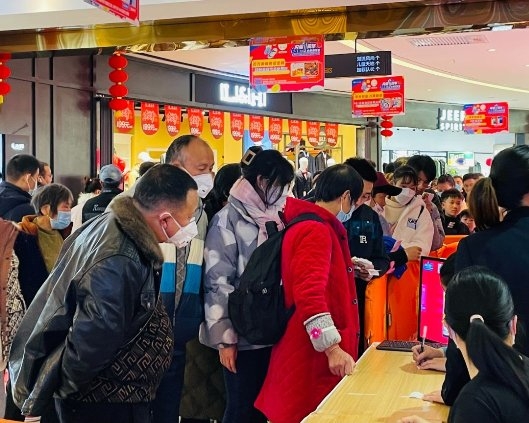 　　美食广场香气四溢