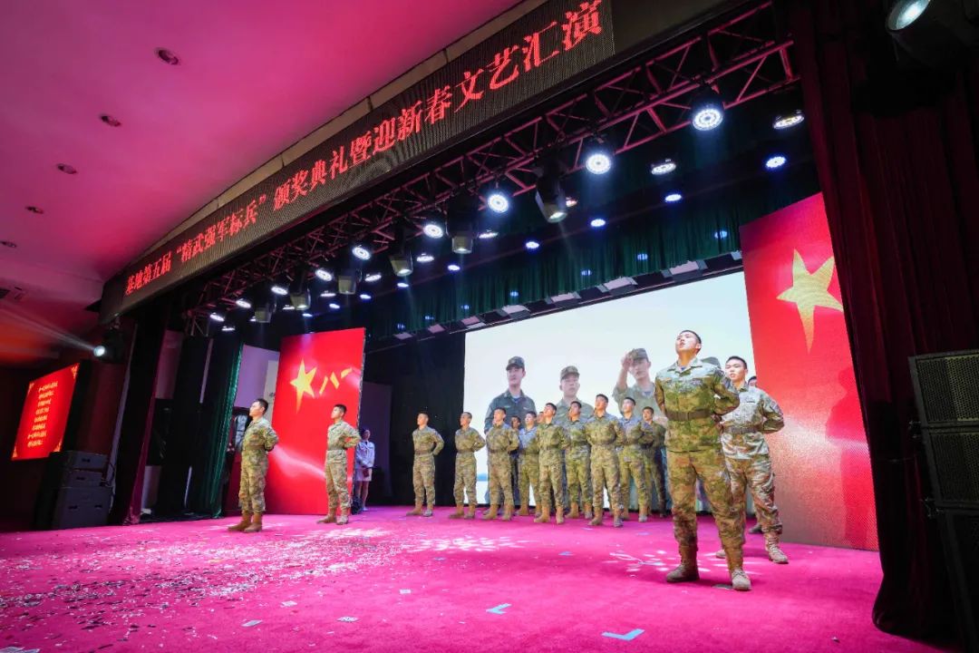 ▲合唱《新一代革命军人最荣光》