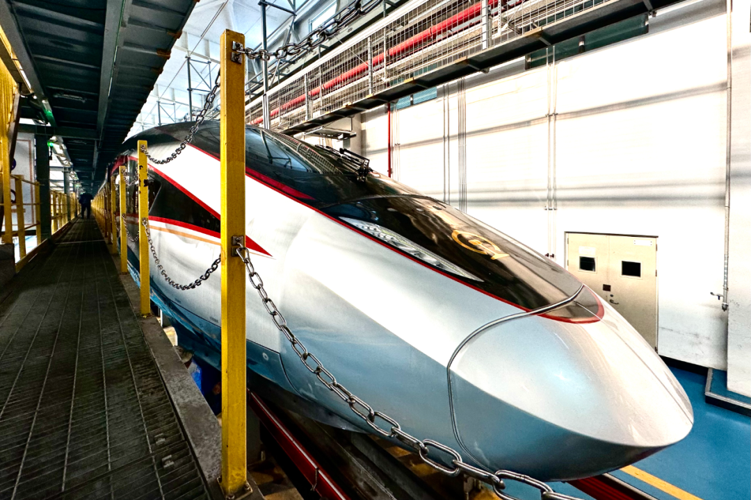 在哈尔滨动车段展示的复兴号高寒智能动车组(新华社记者徐凯鑫 摄)