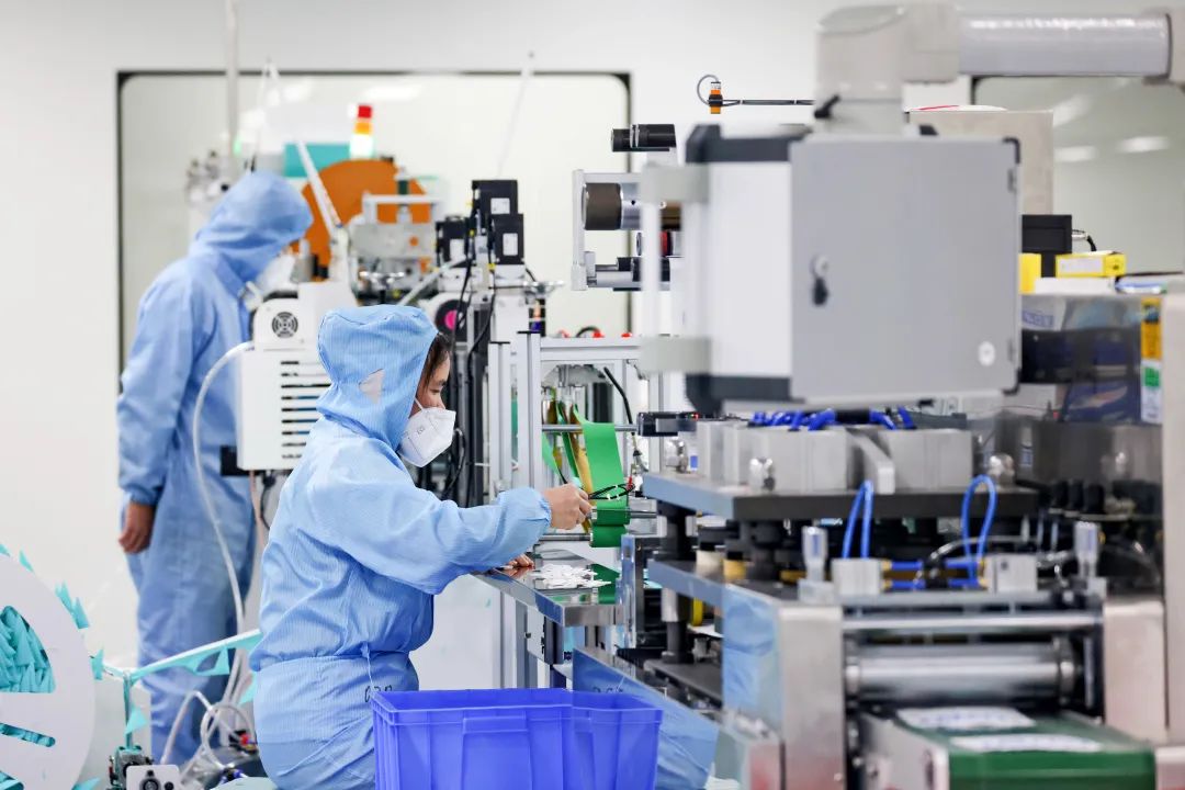江西赣州,工人在自动化生产线上制作n95医用防护口罩.来源:中经视觉