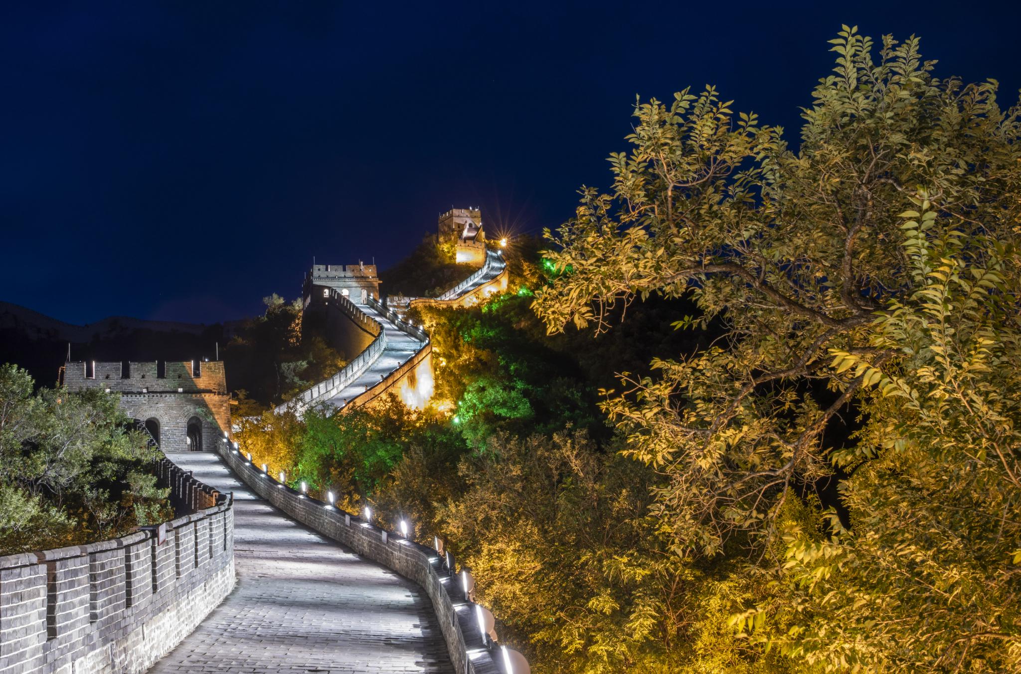 璀璨的灯光点亮了八达岭夜长城.新京报记者 陶冉 摄