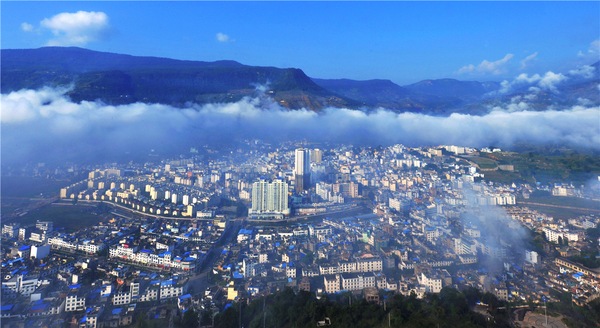 图为:俯瞰华坪县城(周志鸿 摄 )