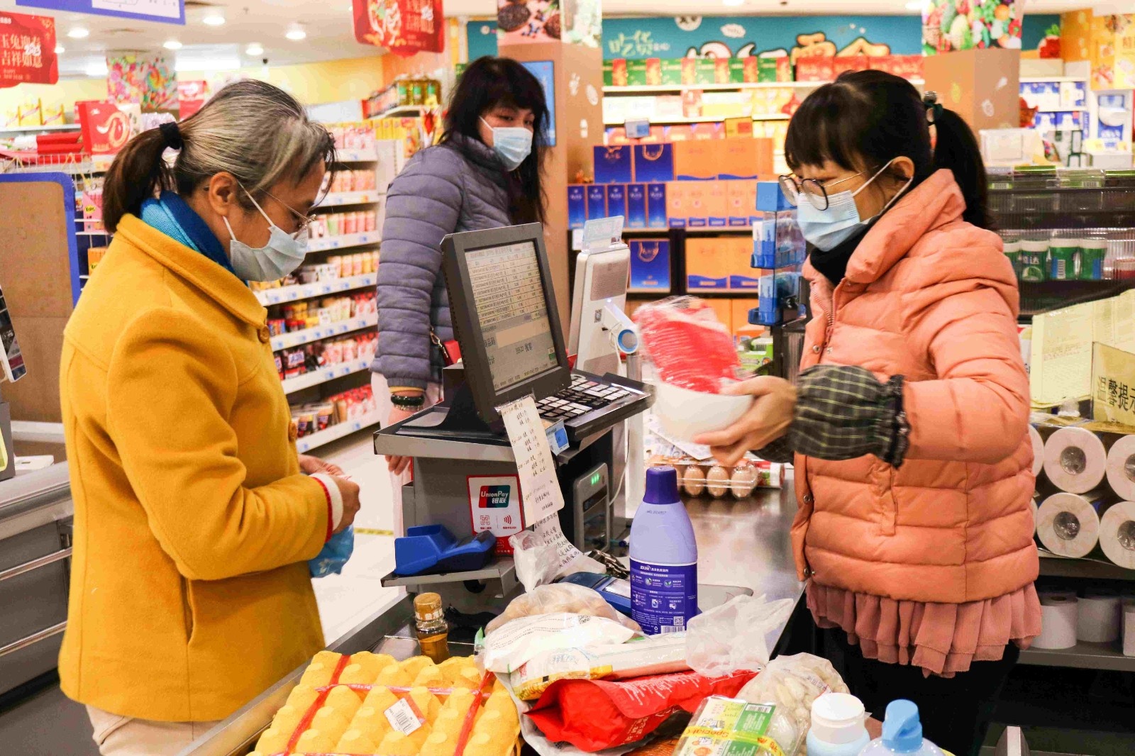 市民在南百超市收银台排队结算.(蒙源谋/摄)