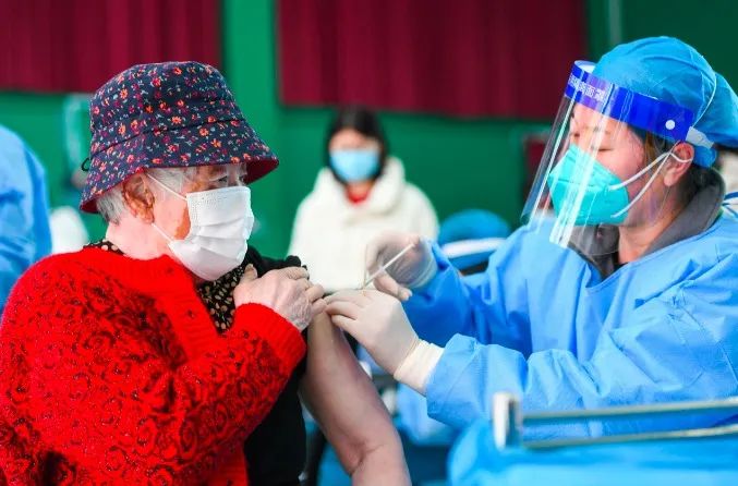 一位老人在接种疫苗 图片来源:新华社记者 刘磊 摄