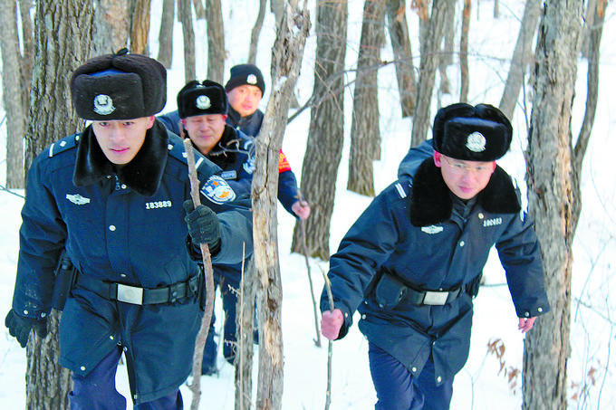 牡丹江绥北边境派出所:踏雪巡边"滚兔岭"_新浪财经_新浪网