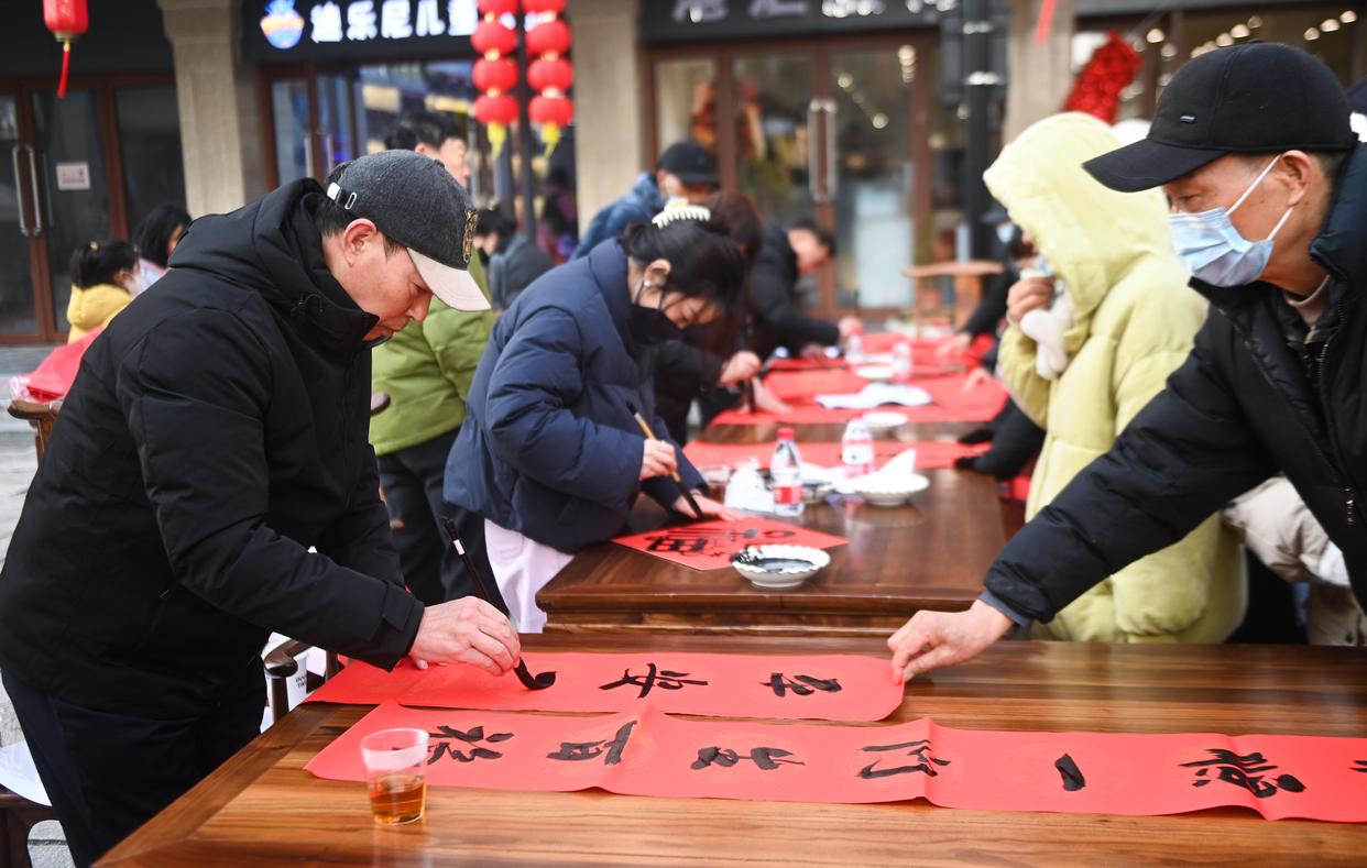新登镇宋韵文化特色街区的送春联活动(1月16日摄).新华社记者 徐昱 摄
