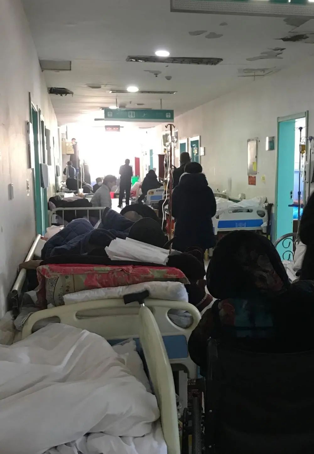 河南某县医院的临时住院部,走廊住满了加床的患者.牛益彤&nbsp; 摄