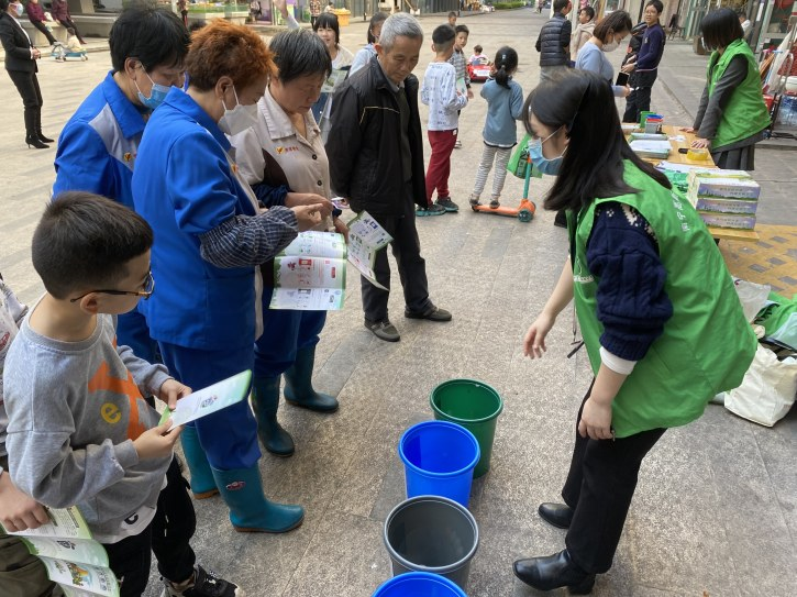 居民积极参与垃圾分类活动(南宁高新区供图)