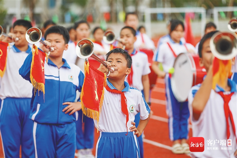 白沙黎族自治县第一小学,校园鼓号队的学生在吹奏小号.