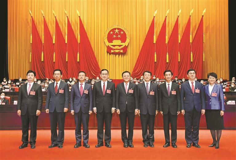 新一届省政府领导班子合影. 王辉 肖雄 石磊 万稳龙 摄