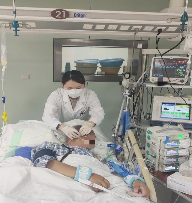 在保健康防重症的医疗救治一线,有这样一群年轻人