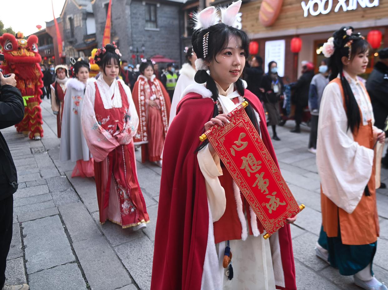 新登镇宋韵文化特色街区的汉服巡游活动(1月16日摄).