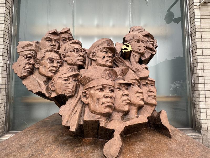 其中,"凝固的诗篇"板块集中展示表现中国历史及革命题材的雕塑作品