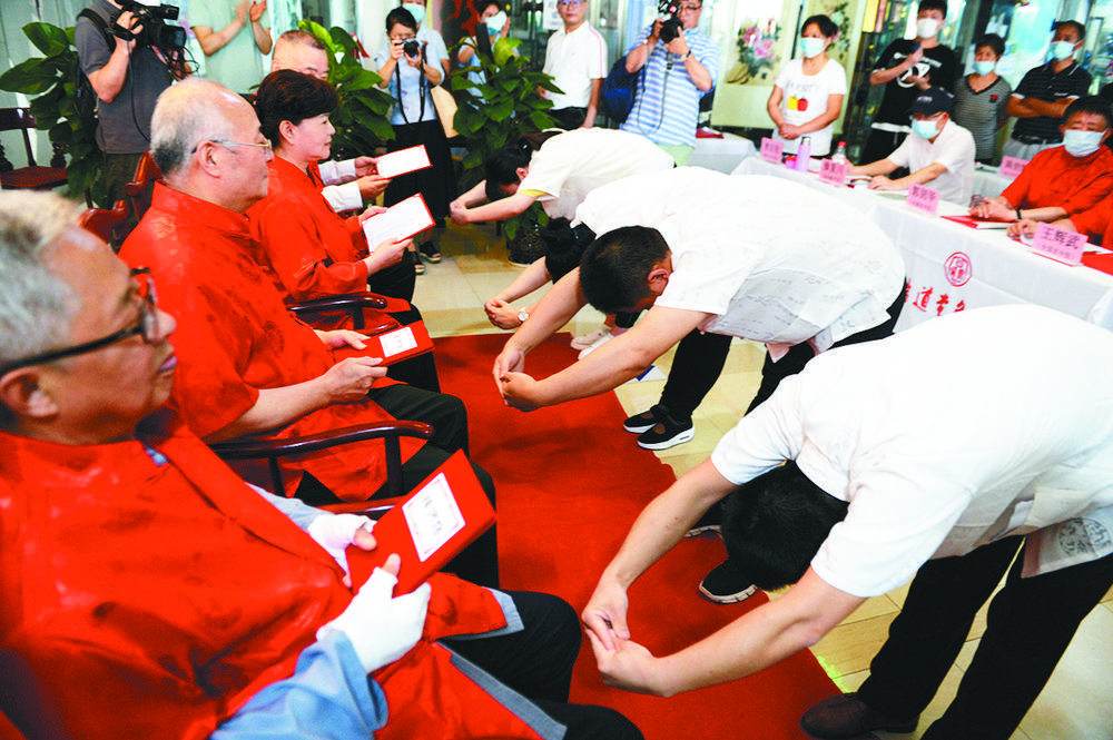 2021年6月13日,重庆市中医药行业协会名中医传承基地在合道堂名医馆