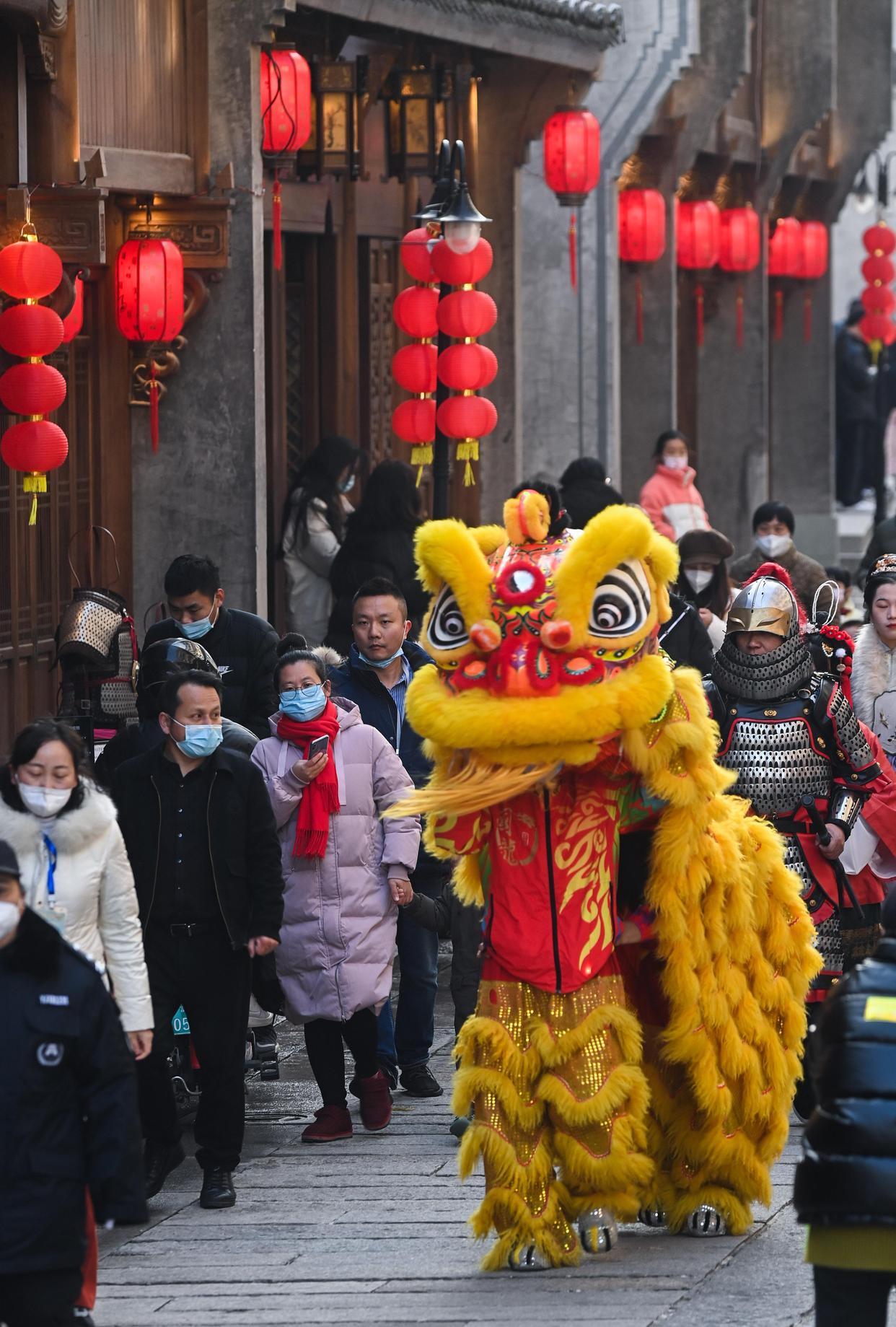 新登镇宋韵文化特色街区的传统舞狮巡游(1月16日摄).