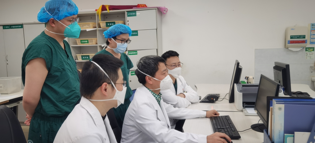 团队专家针对老人病情进行会诊.新桥医院供图