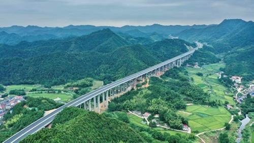 　　图为由湖南建投投资建设运营的湖南首条智慧高速——平益高速
