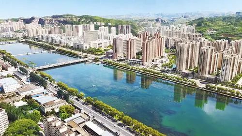 山水相依的承德市区航拍图.