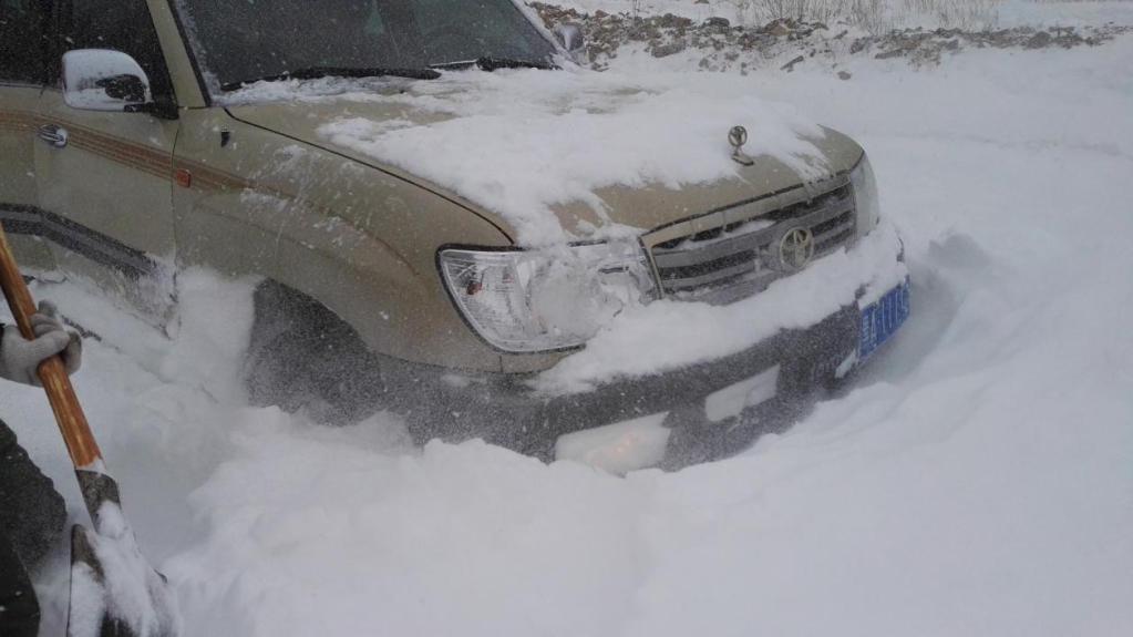 △大雪封山，给养配送车捂在雪中