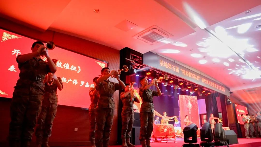 ▲开场曲《战鼓催征》