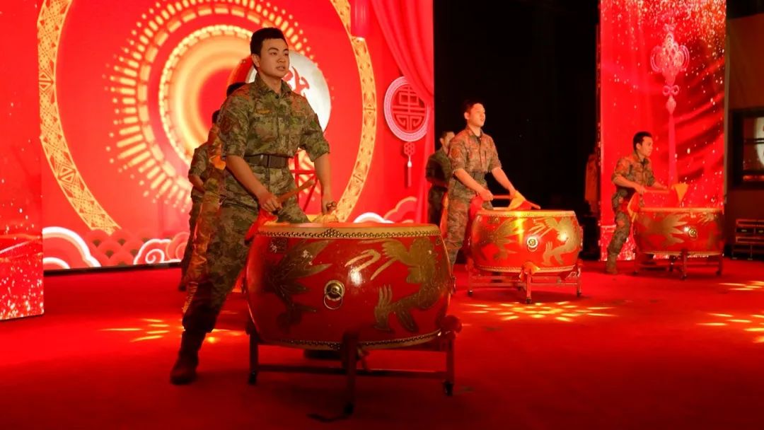 ▲开场曲《战鼓催征》