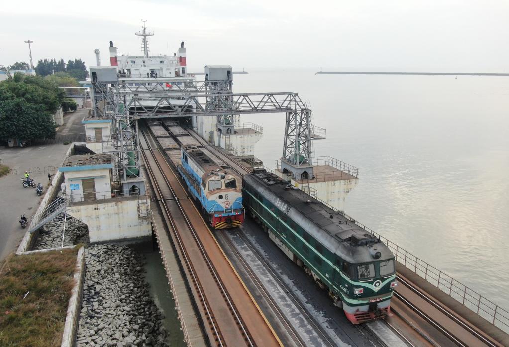 2023年1月,在琼州海峡跨海铁路轮渡码头,机车正在牵引轮船上的列车驶