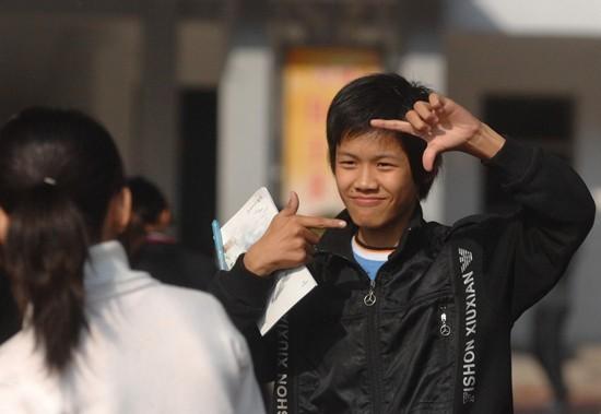 2009年11月1日, 扬州,聋哑学生和大学生志愿者用手语进行交流.