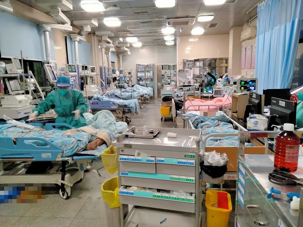 也能打横放一张床……就这样,原来只有7个床位的急诊抢救室被改造成