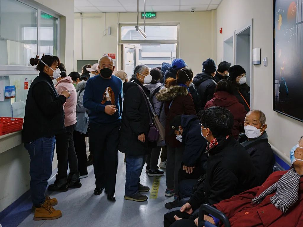 2022年12月31日，北京大学首钢医院发热门诊，患者排队看病。图/视觉中国