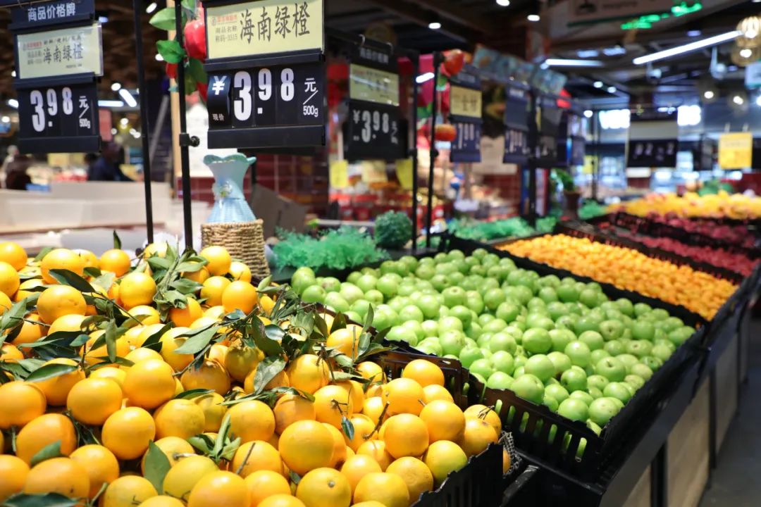 超市商品琳琅满目,年货市场供应充足,价格平稳.