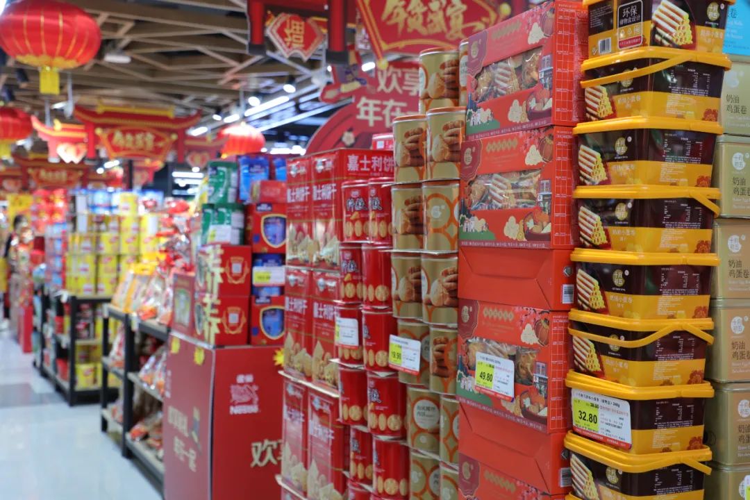 超市商品琳琅满目,年货市场供应充足,价格平稳.