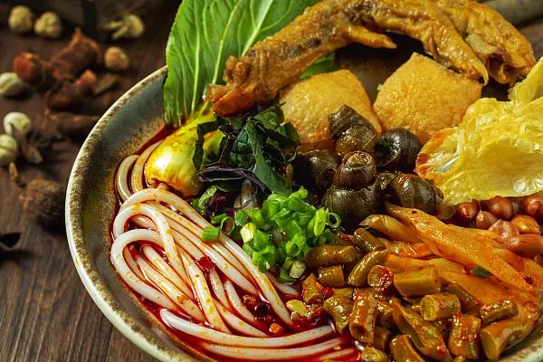 资料图:广西特色小吃——柳州螺蛳粉.图/视觉中国