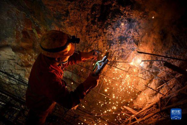 1月17日,中铁二局建设者在海底隧道施工现场进行焊接作业.