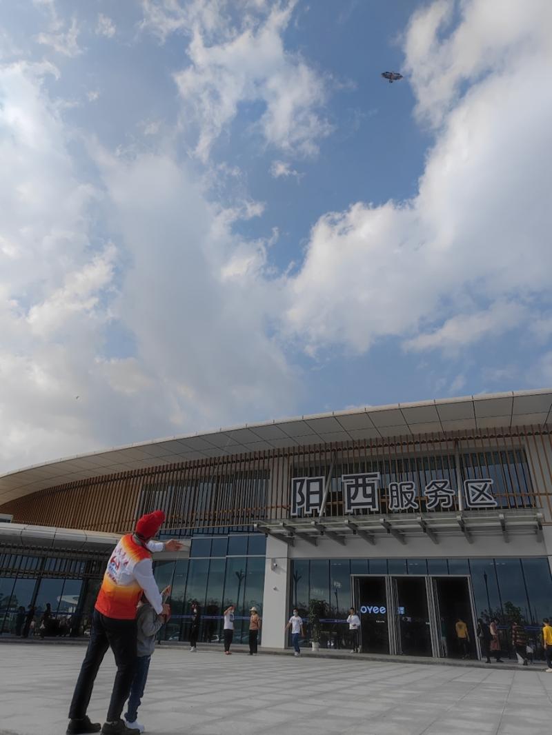 在阳西服务区,志愿者带司乘体验风筝文化.