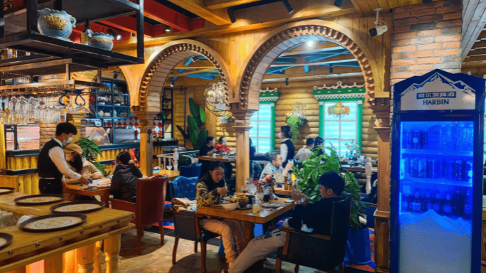 在充满俄式情调的西餐厅里与家人朋友一同欢聚也是哈尔滨年轻人的过年