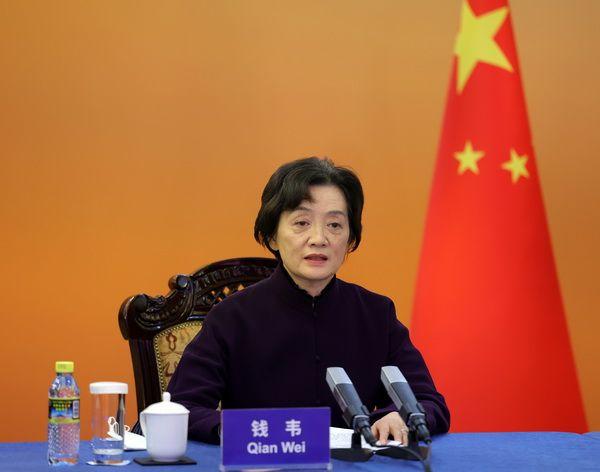 特邀嘉宾,中共中央政治局委员,国务委员王毅夫人钱韦女士在开幕式上