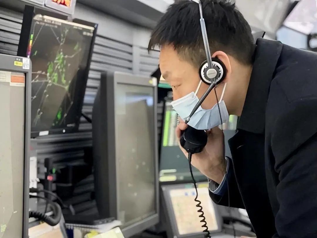 湖北空管分局值班管制员正在积极协调备降航班