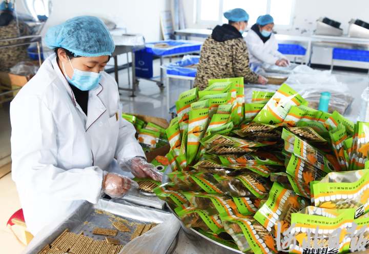 平乡县瑞丰食品厂员工在包装芝麻糖.