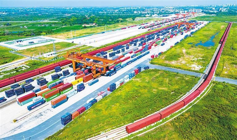 图为忙碌的南昌国际陆港国家物流枢纽. 周胜华摄(中经视觉)