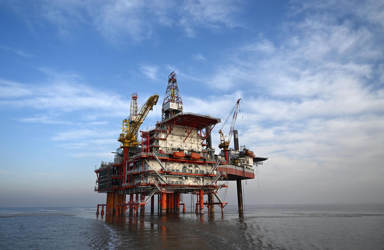 这是1月16日拍摄的大港油田埕海一号海上采油平台.