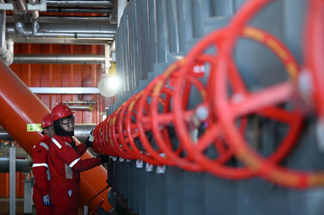 埕海一号海上采油平台采油工在进行油井生产与计量作业(1月16日摄).