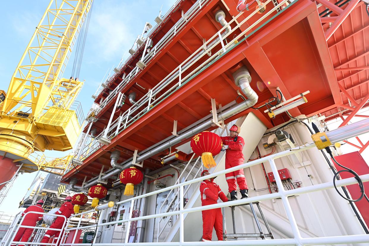 海上油田年味浓 坚守"孤岛"迎新春|新华社_新浪财经_新浪网