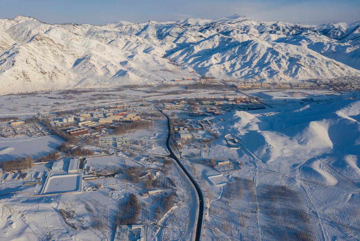 这是新疆阿勒泰地区富蕴县可可托海镇景色(2022年12月22日摄,无人机