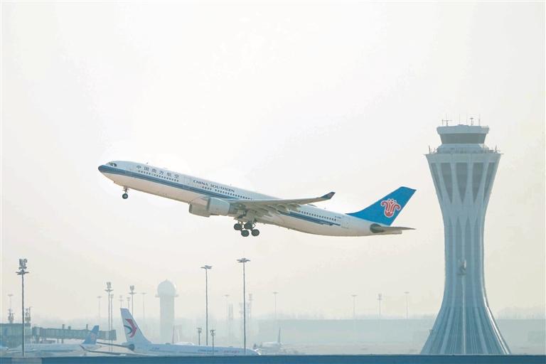 1月17日,从北京大兴飞往香港的南航cz309次出境航班起飞. 新华社发