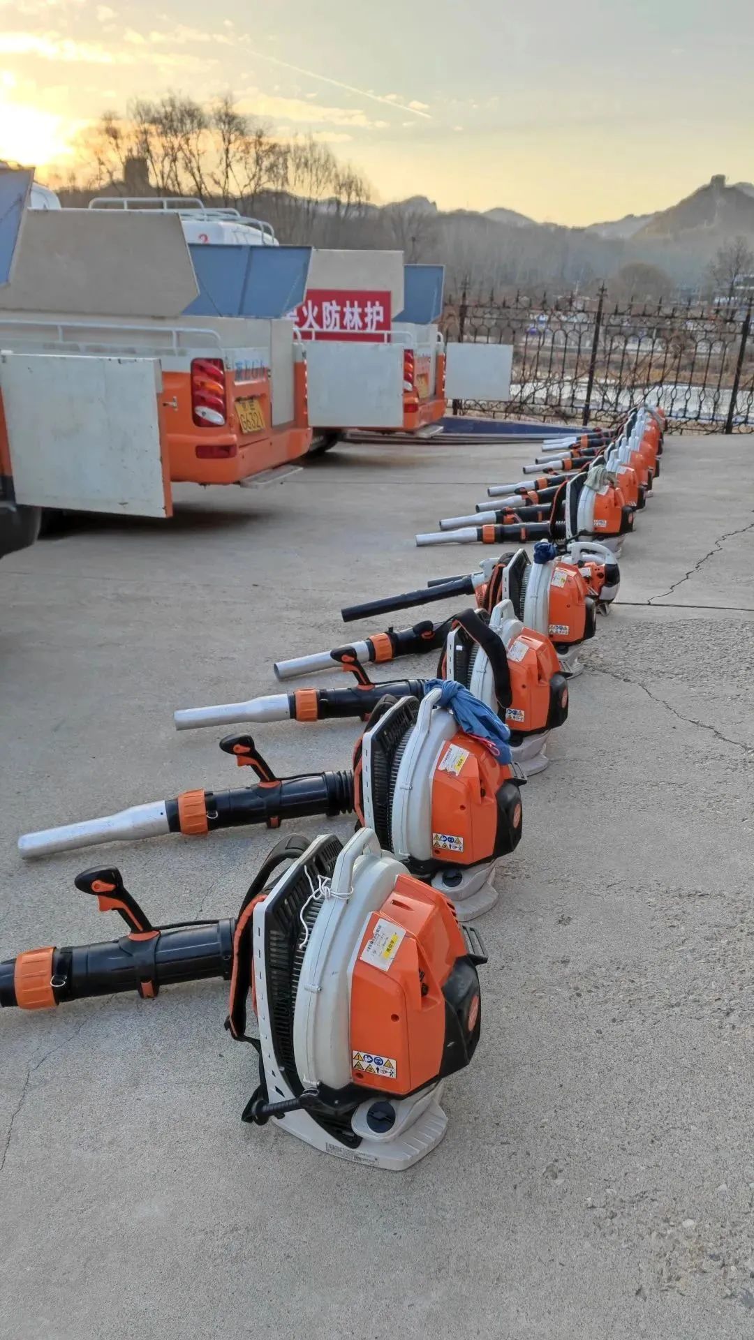 &nbsp; &nbsp; 图为森林消防队员们训练前备好的风力灭火机.