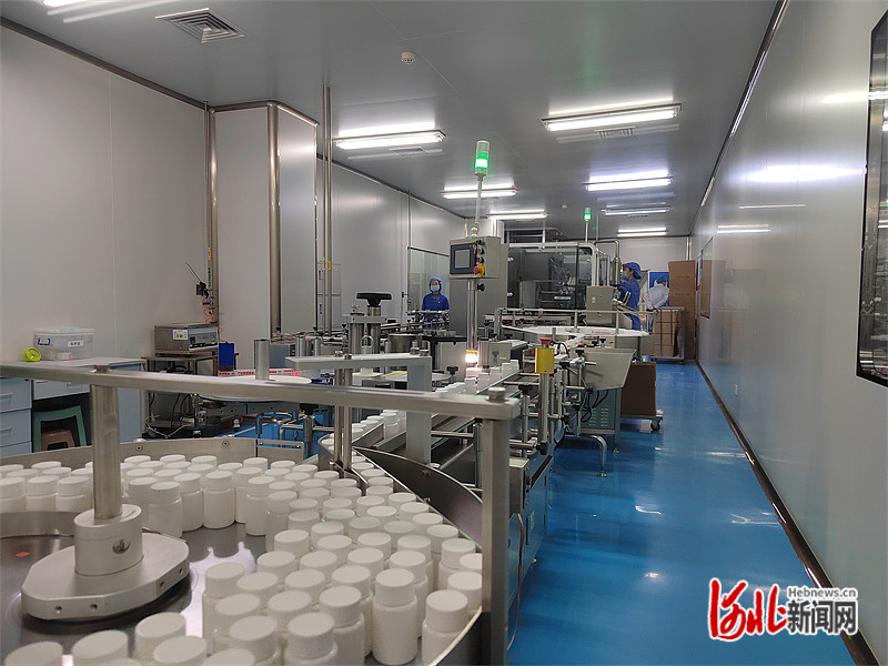 图为石药集团欧意药业有限公司112车间114生产线布洛芬片自动流水线.