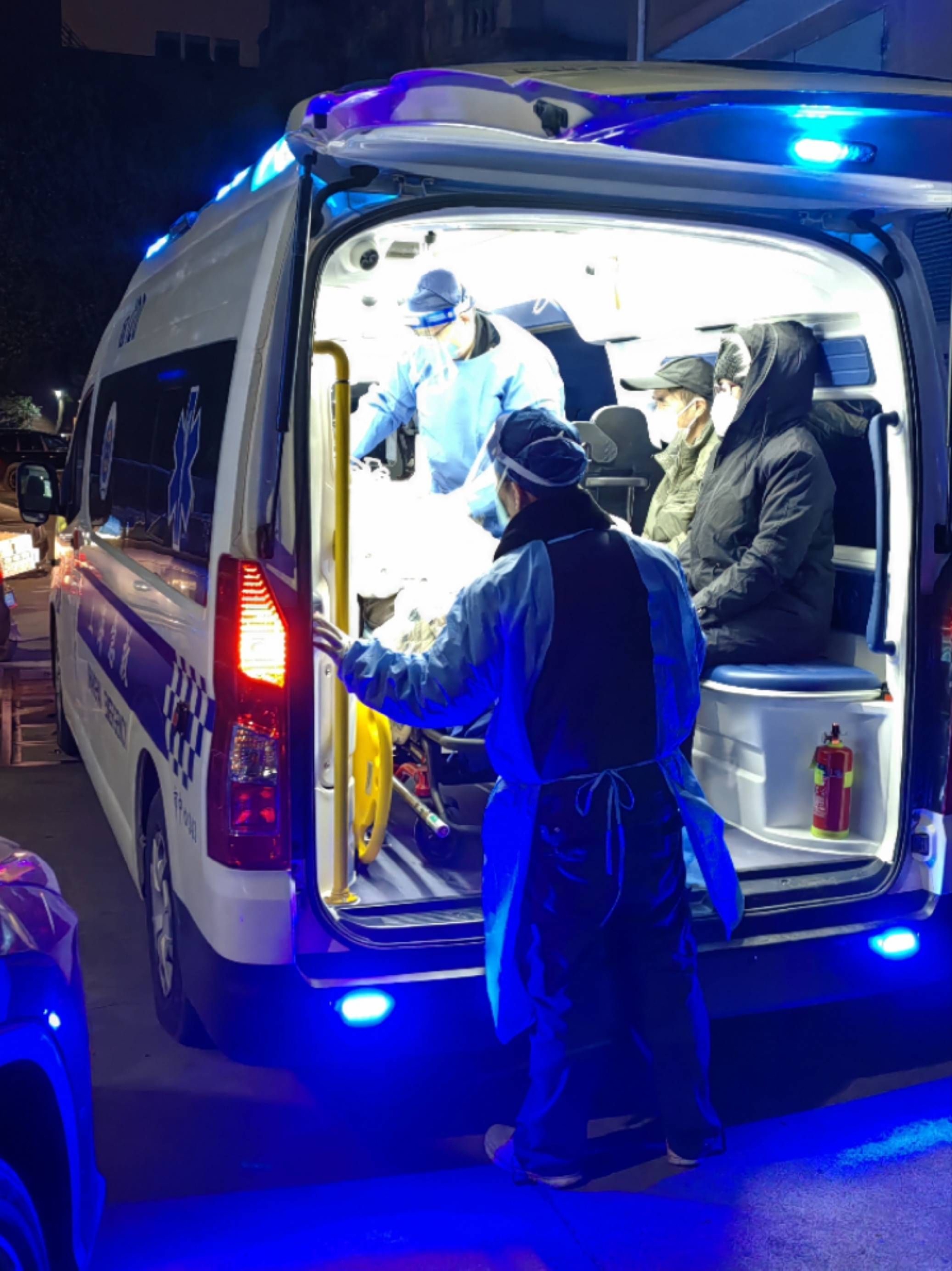 上海120急救人员正在转运新冠病人.